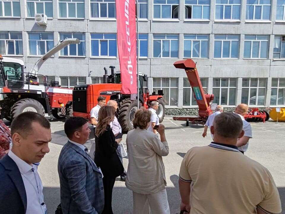 Выставочная экспозиция с техникой Ростсельмаш Выставочная экспозиция с техникой Ростсельмаш