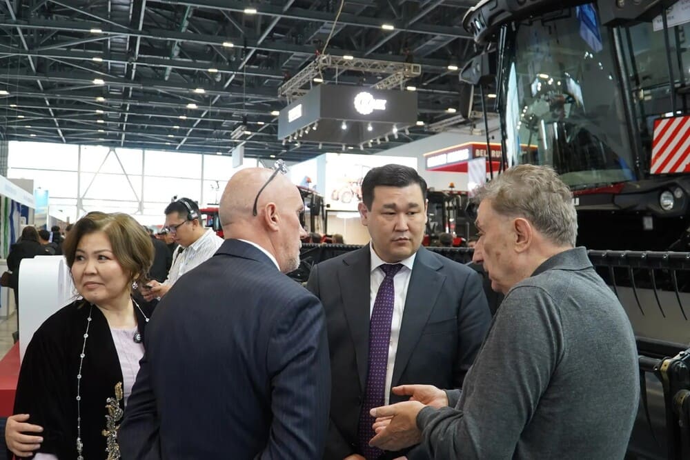Стенд Ростсельмаш посетила официальная делегация во главе с Вице-министром сельского хозяйства РК Азатом Султановым 1