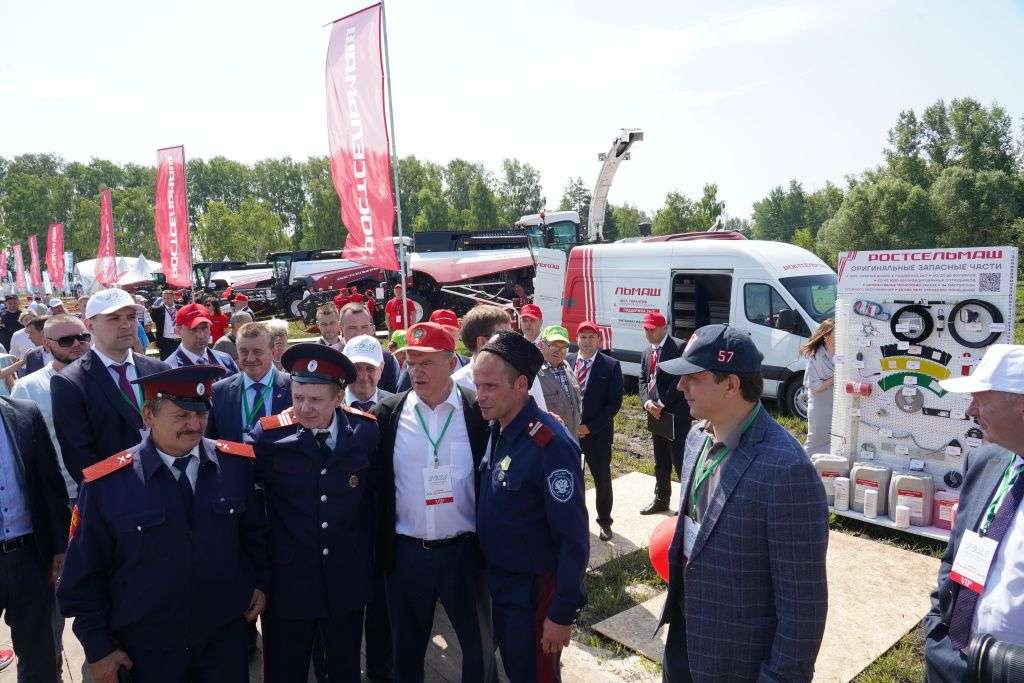 Геннадий Зюганов осмотрел новинки мощных моделей сельхозтехники Ростсельмаш Геннадий Зюганов осмотрел новинки мощных моделей сельхозтехники Ростсельмаш