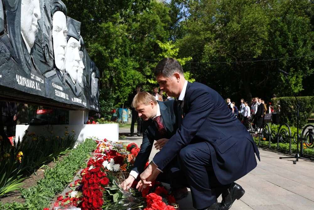 Возложение цветов к мемориалу ростсельмашевцев