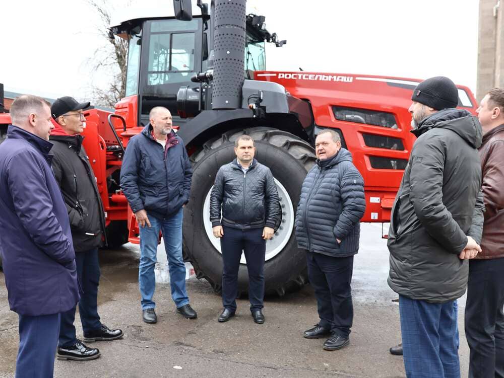 Ростсельмаш посетила большая делегация «АгроГард». В ее состав вошли руководители из Московского офиса и представители всех регионов присутствия агрохолдинга: Курской, Липецкой, Орловской, Тамбовской областей и Краснодарского края. «У нас 5 филиалов в стране, и главные инженеры всех филиалов сегодня здесь, чтобы лично увидеть, как выпускается техника, которая работает на наших полях, обменяться мнениями со специалистами производителя», - прокомментировал цель визита Сергей Левченко, директор департамента технического обеспечения производства «АгроГард». Несмотря на продолжительное сотрудничество, это первый визит совместной делегации холдинга на промышленную площадку. Для них была организована экскурсия по ключевым производственным подразделениям, где они смогли ознакомиться с мощностями предприятий и компонентной базой изготовления техники. Также для гостей прошли презентации модельного ряда и инвестиционной программы компании, встреча с ведущими специалистами, тест-драйв техники. «Меня поразил новый тракторный завод. Я был на предприятиях всех основных западных марок. То, что сегодня мы увидели, это очень современно и для нашей страны большой шаг вперед. На таком заводе просто невозможно плохие машины делать. Поразило также отношение людей: как берегут оборудование, какую чистоту поддерживают», - поделился впечатлениями Сергей Левченко. Говоря о взаимодействии агрохолдинга и Ростсельмаш, руководитель делегации отметил тесные коммуникативные связи, оперативный отклик производителя на пожелания клиентов, что находит отражение в развитии продуктовых линеек, в повышении качества техники и ее сервисного обеспечения. Как результат – доля российской компании в парке «АгроГард» за 10 лет выросла с 30 до почти 70%. «Нас устраивает, как Ростсельмаш работает, как работают комбайны и тракторы. Мы удовлетворены сотрудничеством и благодарим всех, кто делает эти машины, кто взаимодействует с клиентами. Надеемся на дальнейшее плодотворное сотрудничество», - сказал в конце визита С.В. Левченко, директор департамента технического обеспечения производства «АгроГард». 
